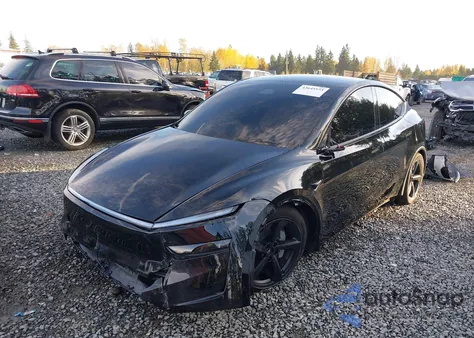 2026 Tesla Model Y Long Range Dual Motor All-Wheel Drive z USA, uszkodzony, nr VIN 7SAYGDED2TF389590